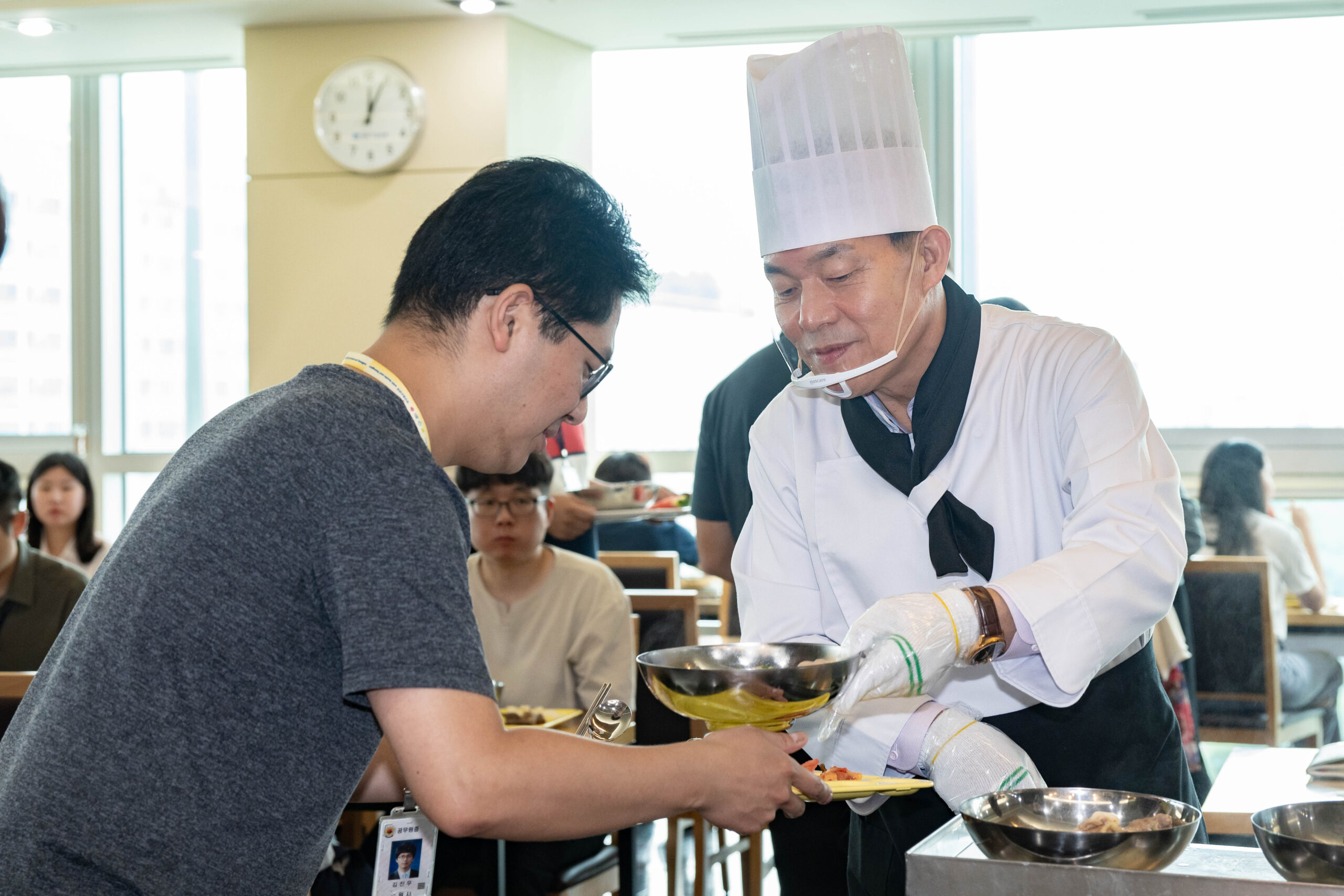 이재준 수원시장,초복 맞아 공직자들에게 삼계탕 배식