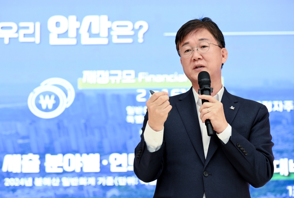 지난해 5월 이민근 안산시장이 뉴시티 프로젝트를 소개하고 있다.